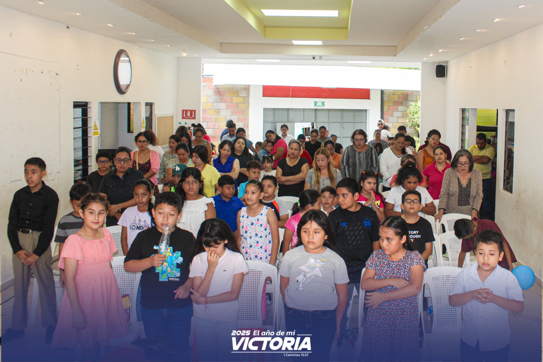 Estudiantes del Colegio La Fe en una actividad espiritual