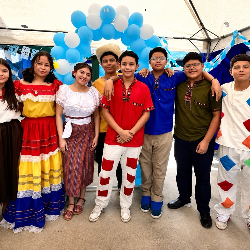 Estudiantes con trajes típicos en la actividad cultural del 15 de Septiembre