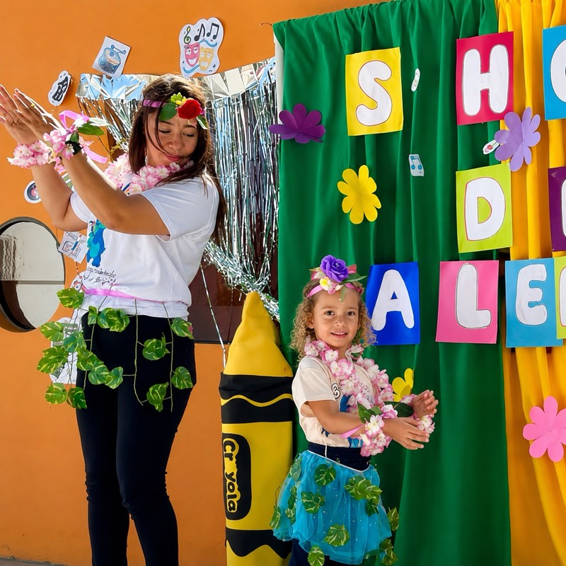 Niña disfrazada en el Show de Talentos del Colegio La Fe