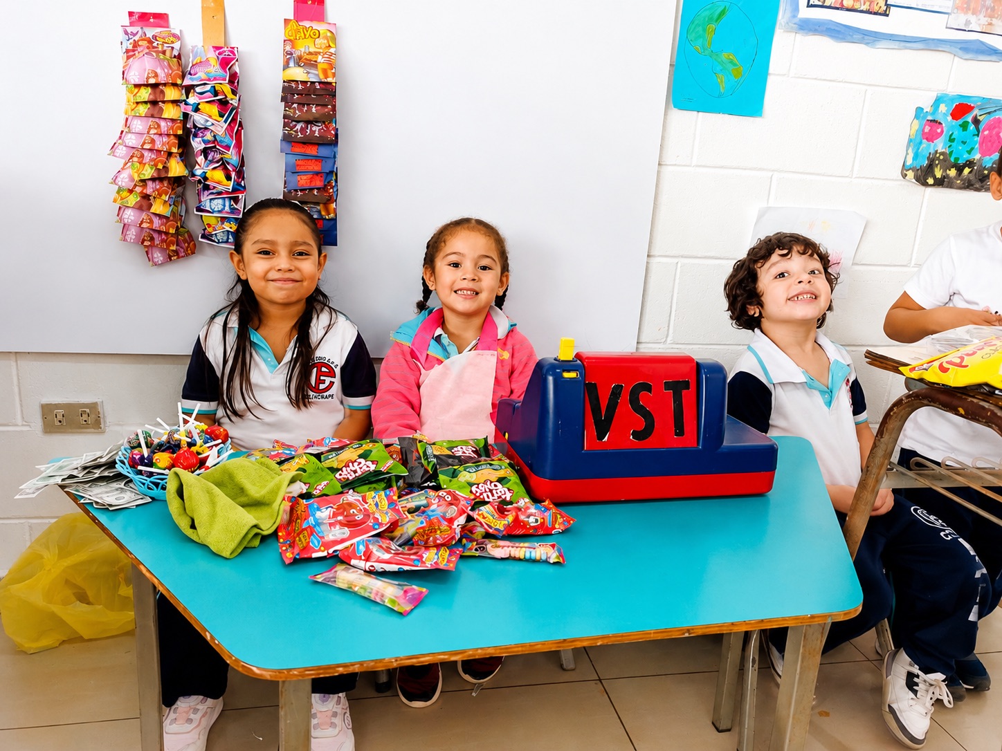 Pequeños de Inicial 2 y 3 en el aula
