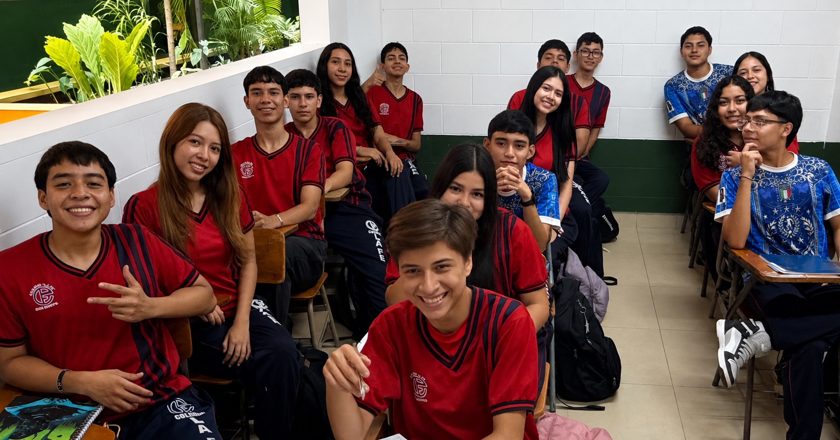 Estudiantes de Noveno Grado compartiendo