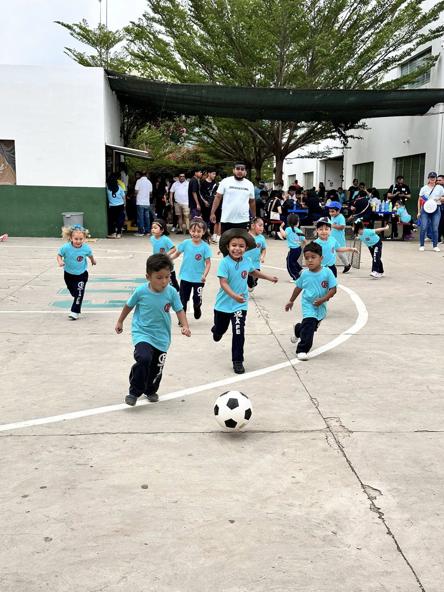 Pequeños de Parvularia 4 compartiendo