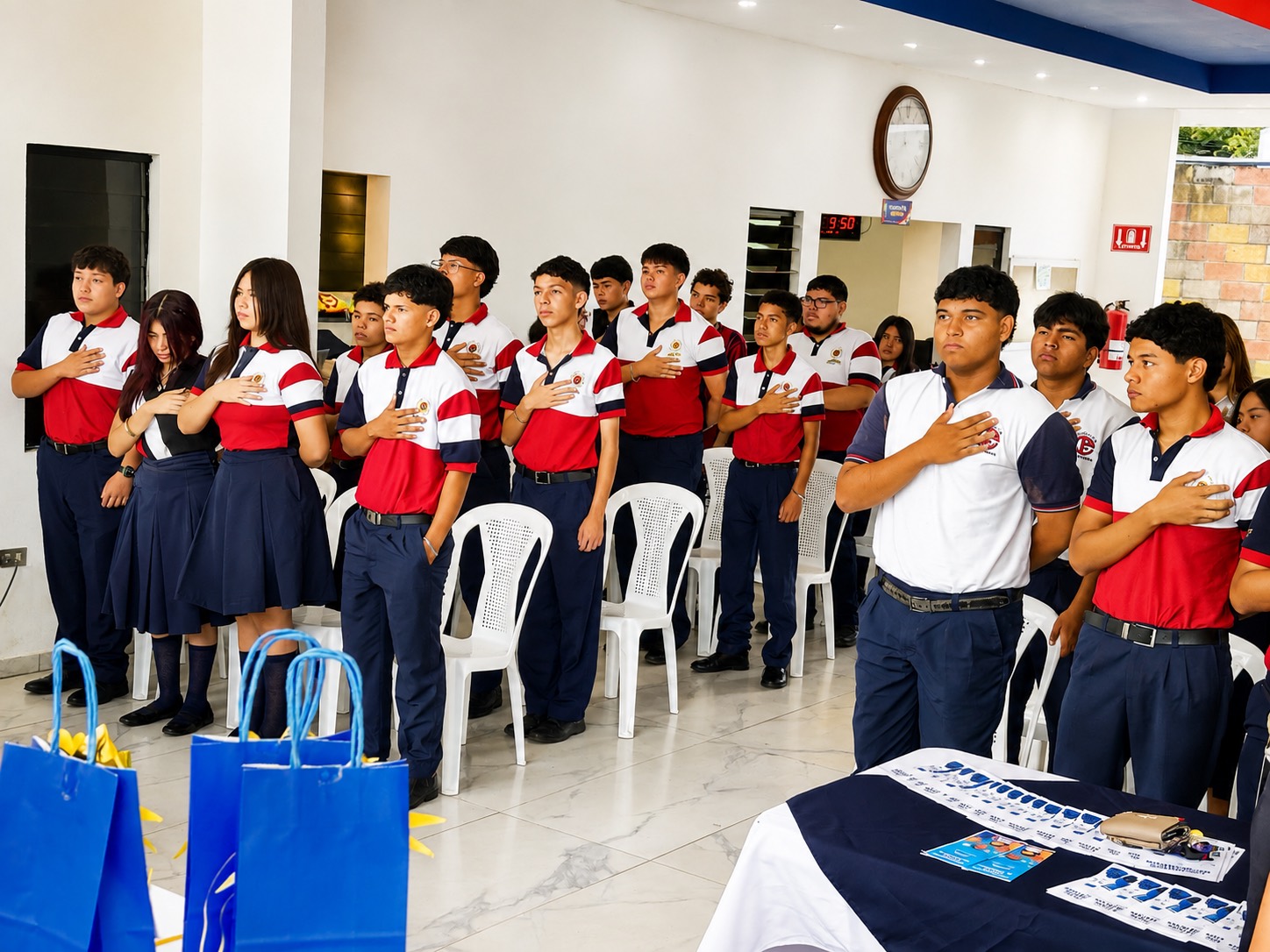 Estudiantes de Primer Año de Bachillerato del Colegio La Fe