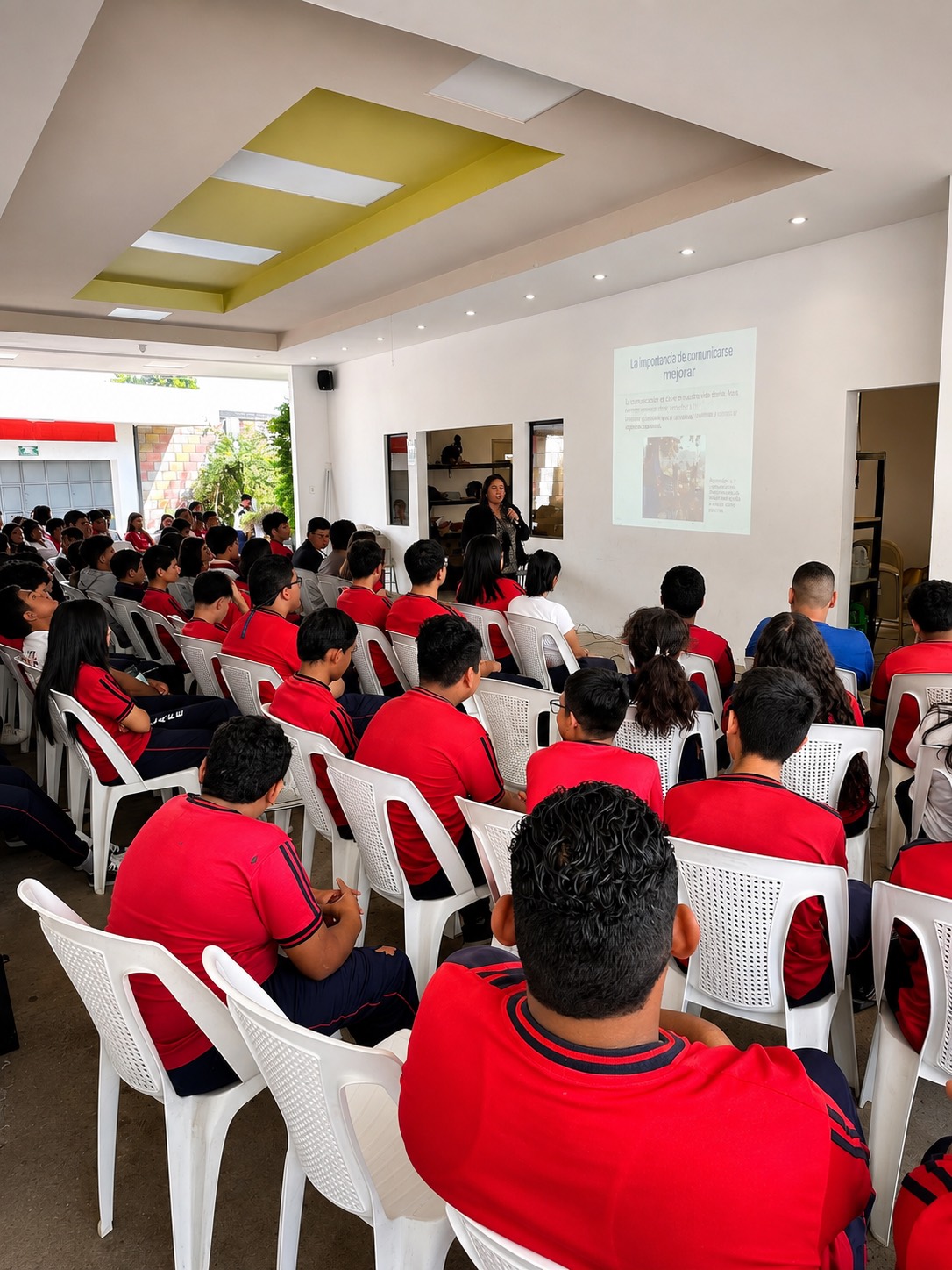 Estudiantes de Primer Año de Bachillerato en clase