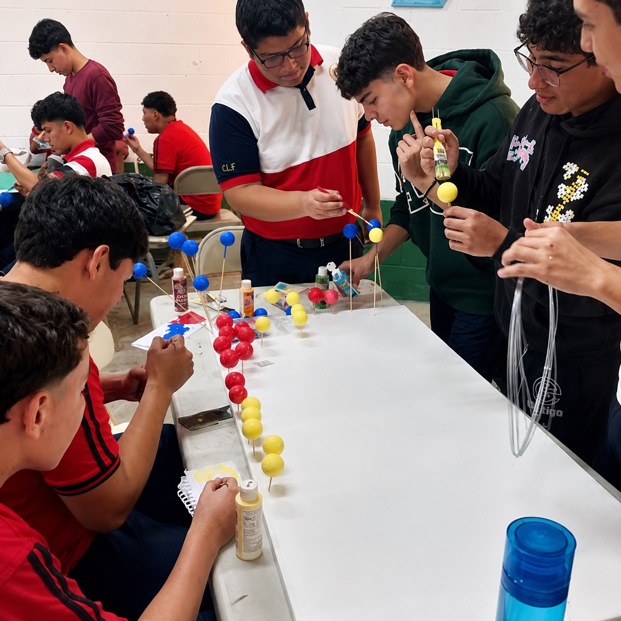 Estudiantes de Primer Año de Bachillerato compartiendo