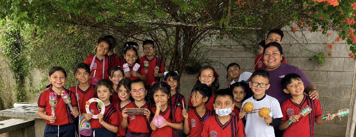 Estudiantes de Primer Grado aprendiendo juntos