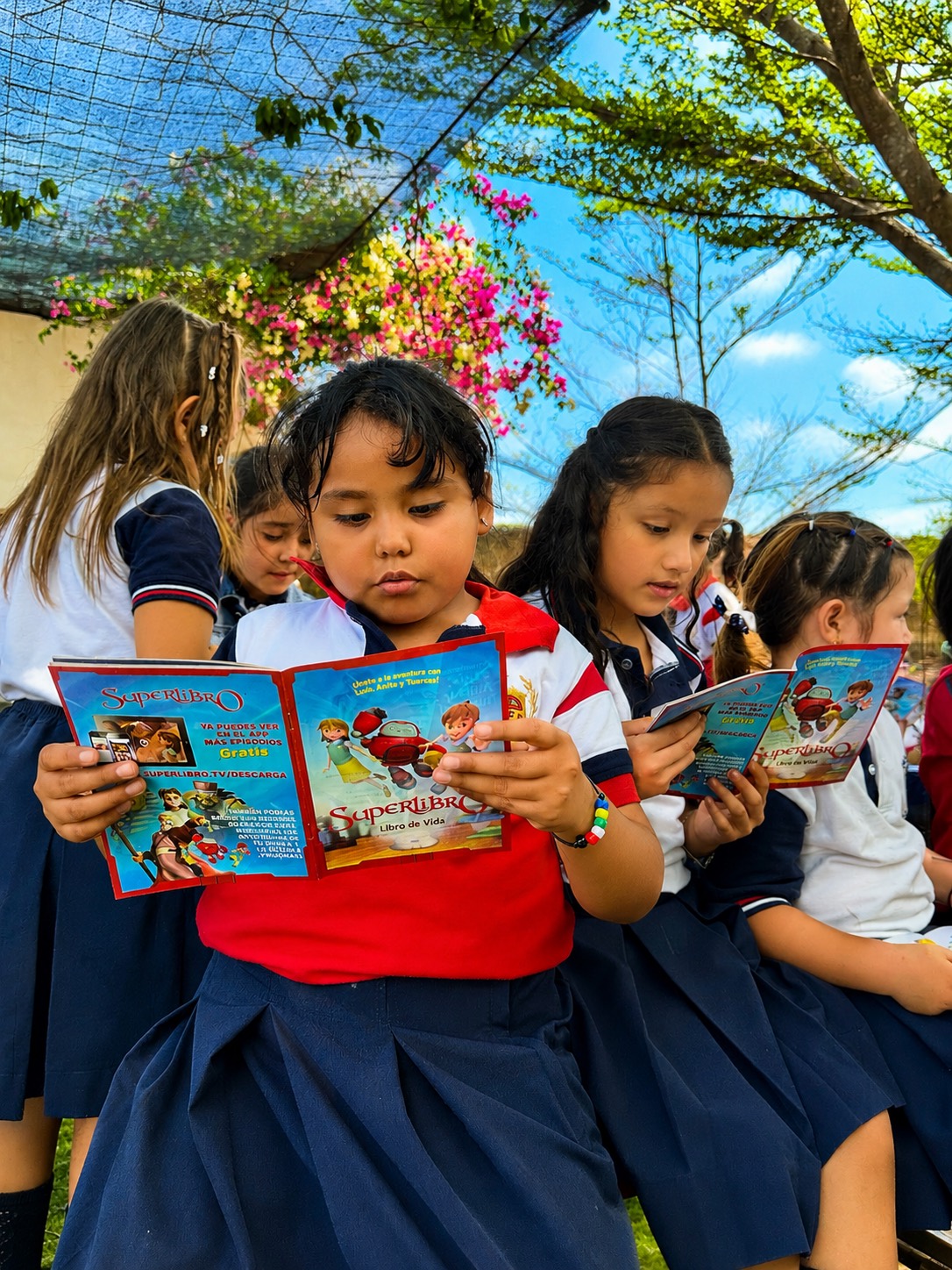 Estudiantes de Quinto Grado compartiendo