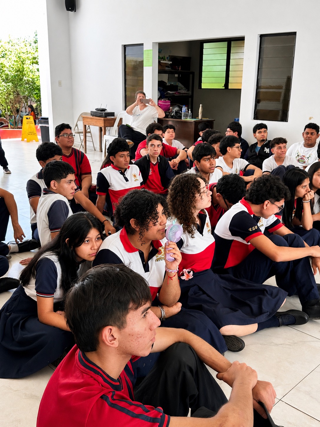 Estudiantes de Segundo Año de Bachillerato del Colegio La Fe